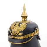 Preussen, Helm eines Einjährig Freiwilligen in einem Infanterie-Regiment um 1900 mit Überzug und Koffer. - фото 1