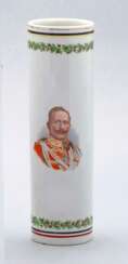 Weltkrieg, Konvolut patriotischer Porzellanvasen mit Portrait Kaiser Wilhelm II..