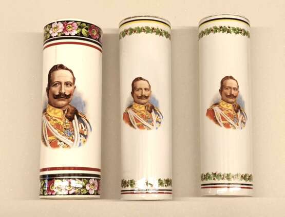 Weltkrieg, Konvolut patriotischer Porzellanvasen mit Portrait Kaiser Wilhelm II.. - Foto 2