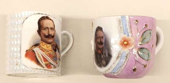 Weltkrieg, Konvolut von drei Patriotischen Tassen mit Portrait Kaiser Wilhelm II.. - photo 1
