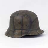 Weltkrieg, Stahlhelm M 16 mit Tarnmuster. - фото 1