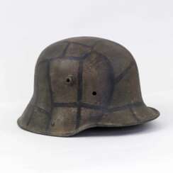 Weltkrieg, Stahlhelm M 16 mit Tarnmuster.