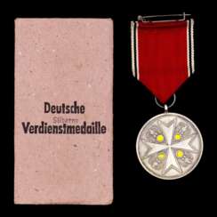 Deutscher Adler-Orden - Silberne Verdienstmedaille mit Verleihungstütchen.