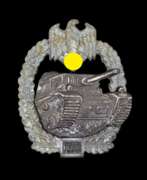 Übersicht. Panzerkampfabzeichen in Bronze mit Einsatzzahl 75.