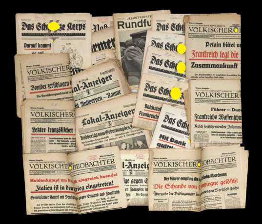 Konvolut von Zeitungen aus der Zeit des Dritten Reichs - Das Schwarze Korps und der Völkischer Beobachter. - photo 1