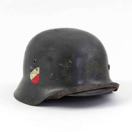 Wehrmacht, Stahlhelm M 35 mit Emblem des griechischen Widerstandes. - photo 1