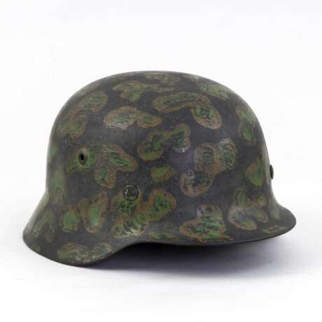 Wehrmacht, Stahlhelm M 40 mit aufgemalter Flecktarnung. - photo 1