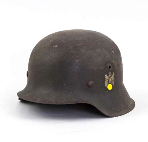 Wehrmacht, Stahlhelm M 42 mit einem Abzeichen. - Foto 1