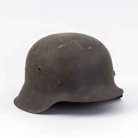 Wehrmacht, Stahlhelm M 42 mit einem Abzeichen. - Foto 2