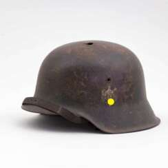 Wehrmacht, Stahlhelm M 42 mit Emblem und Beschuss.