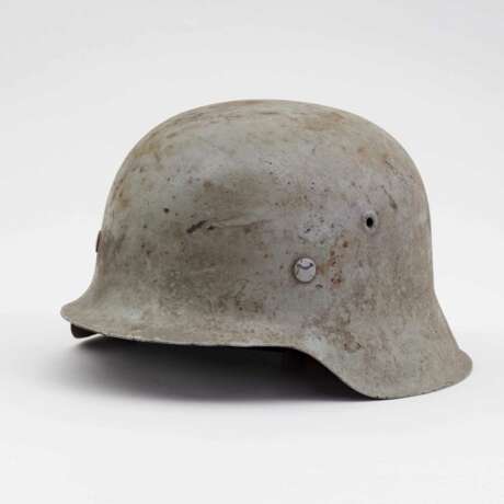 Wehrmacht, Stahlhelm M 42 mit Wintertarnlackierung. - Foto 2