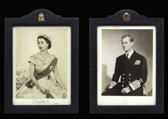 Großbritannien, Ein Paar Portraitfotos von Königin Elisabeth II. und Prinz Philip mit Autografen aus dem Jahr 1955.