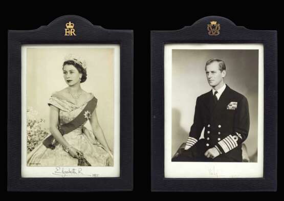Großbritannien, Ein Paar Portraitfotos von Königin Elisabeth II. und Prinz Philip mit Autografen aus dem Jahr 1955. - photo 1