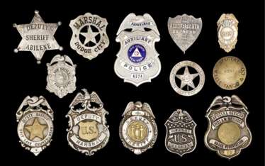 USA, Konvolut von 13 Polizei- und Feuerwehrabzeichen.