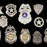 USA, Konvolut von 13 Polizei- und Feuerwehrabzeichen. - photo 1