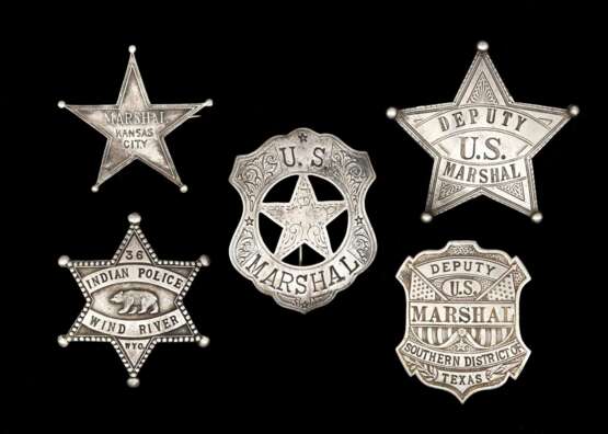 USA, Konvolut von 4 Marshall Abzeichen und ein Indian Police Stern. - photo 1