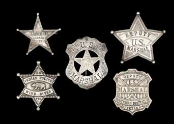 USA, Konvolut von 4 Marshall Abzeichen und ein Indian Police Stern.