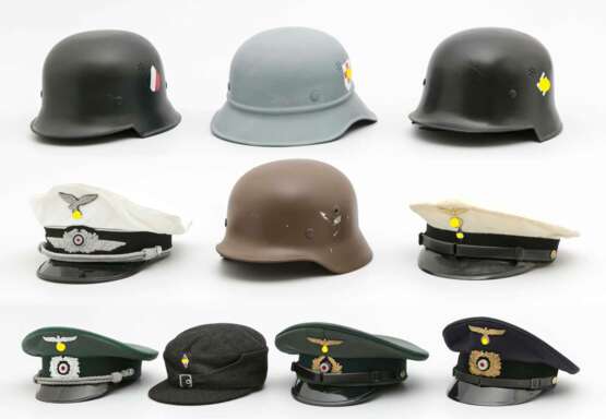 Konvolut von 10 Kopfbedeckungen staatliche Organisationen und Wehrmacht. - Foto 1