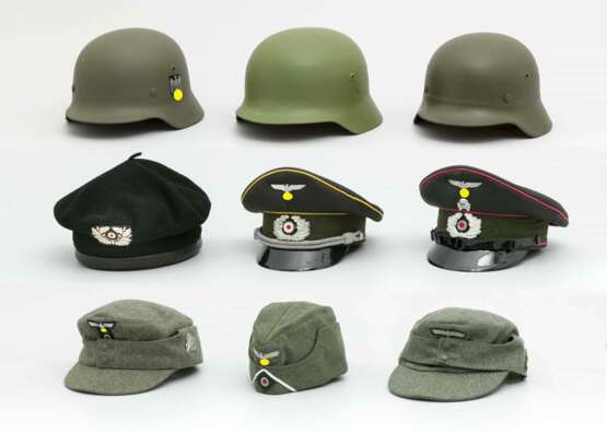 Konvolut von 9 Kopfbedeckungen Wehrmacht Drittes Reich. - фото 1