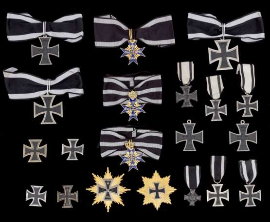Konvolut von Eisernen Kreuzen 1813-1914 und 3 Orden Pour-le-Merite. - Foto 1