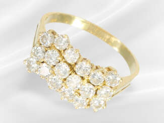 Ring: 18K gold ring set with brilliant-cut diamond…