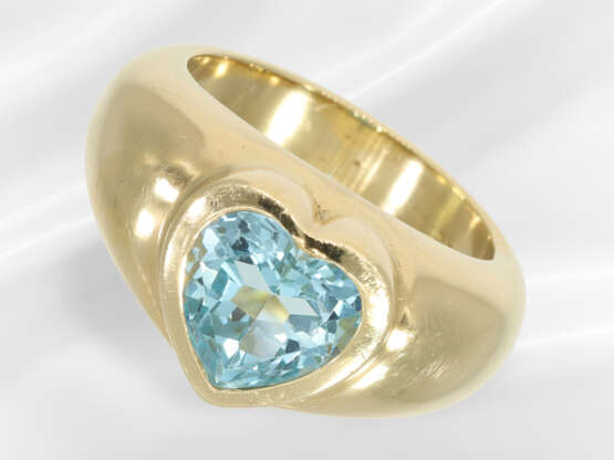 Ring: solidly crafted gold ring with heart-shaped … - photo 1