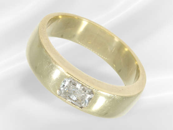 Ring: solid gold ring with fine cushion-cut diamon… - фото 1