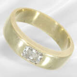 Ring: solid gold ring with fine cushion-cut diamon… - photo 1