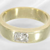 Ring: solid gold ring with fine cushion-cut diamon… - photo 2