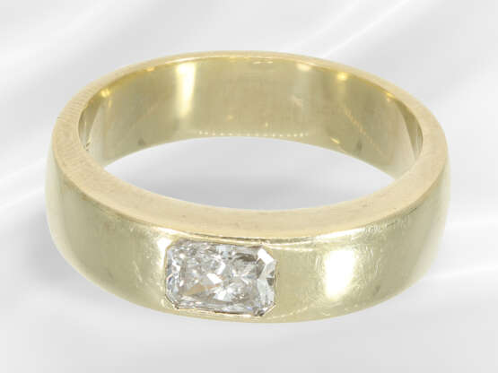 Ring: massiver Goldschmiedering mit feinem Diamant… - Foto 2