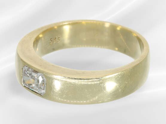 Ring: solid gold ring with fine cushion-cut diamon… - фото 3