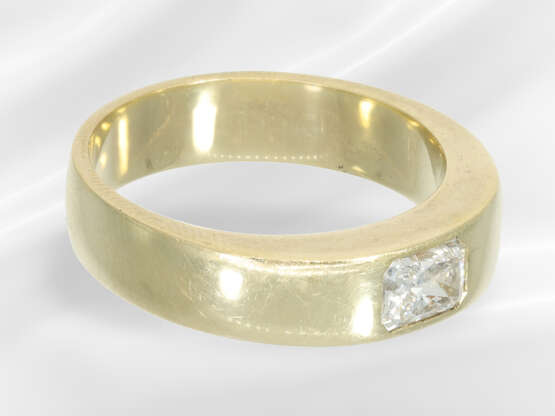 Ring: solid gold ring with fine cushion-cut diamon… - photo 4