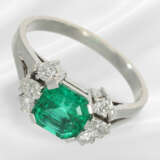 Ring: very fine emerald/brilliant-cut diamond ring… - photo 1