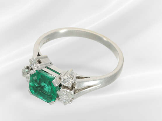 Ring: very fine emerald/brilliant-cut diamond ring… - photo 2