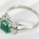 Ring: very fine emerald/brilliant-cut diamond ring… - photo 3