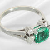 Ring: very fine emerald/brilliant-cut diamond ring… - photo 4