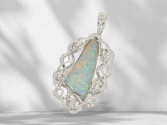 Chain with high-quality opal pendant, like new…