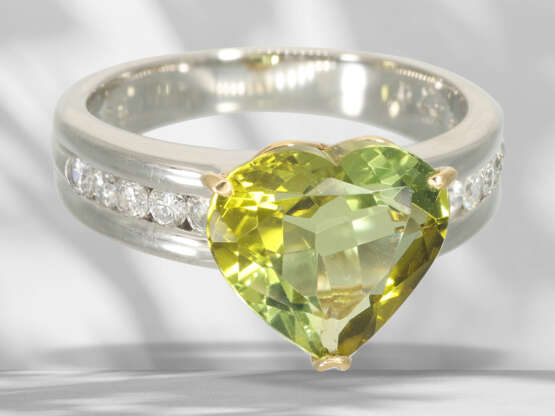 Ring: modern platinum ring with large green sphene… - фото 3