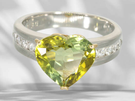 Ring: modern platinum ring with large green sphene… - photo 4