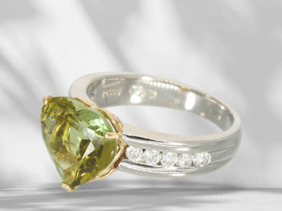 Ring: modern platinum ring with large green sphene… - фото 5