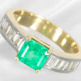Ring: modern and solid emerald diamond gold ring, … - фото 1