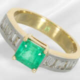 Ring: modern and solid emerald diamond gold ring, … - фото 3