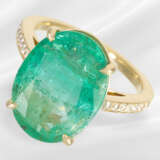 Ring: moderner Goldschmiedering mit großem Smaragd… - Foto 1
