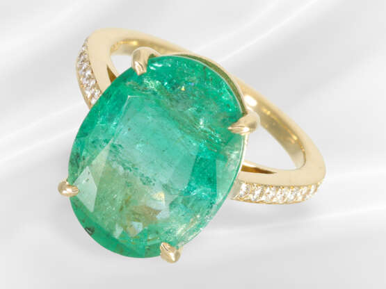 Ring: modern goldsmith ring with large emerald, ap… - photo 1