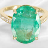 Ring: modern goldsmith ring with large emerald, ap… - photo 2