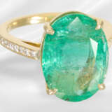 Ring: modern goldsmith ring with large emerald, ap… - photo 3