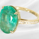 Ring: modern goldsmith ring with large emerald, ap… - photo 4
