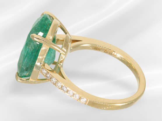 Ring: modern goldsmith ring with large emerald, ap… - photo 5