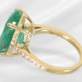 Ring: modern goldsmith ring with large emerald, ap… - photo 5