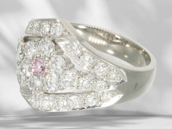 Ring: modern platinum ring set with fine brilliant… - photo 3